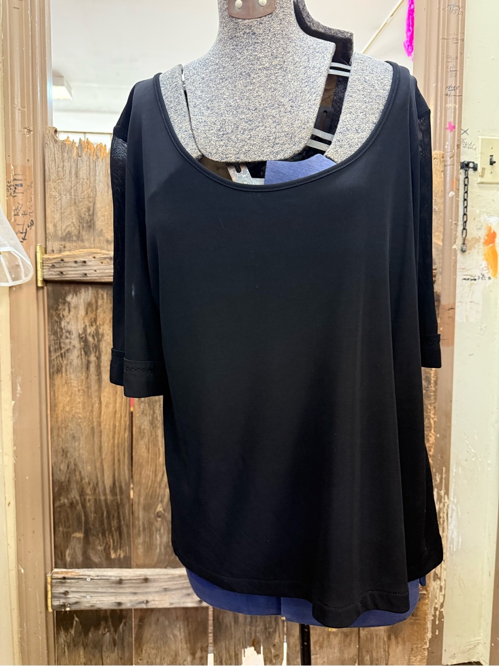 Liz Claiborne Black Short Sleeve Scoop Neck Tee